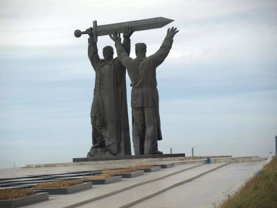 Памятник "Тыл - фронту"