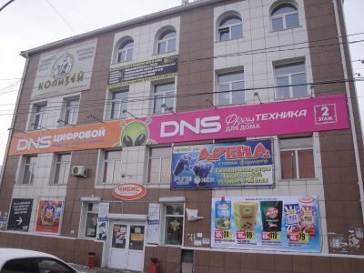 Деревянный жилой дом конца XIX века с глухой и пропильной резьбой карнизов, наличников и воротами с оригинальным декором "солнышко"