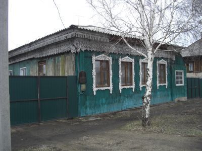 Деревянное здание конца XIX века с богатым резным декором, ныне жилой дом