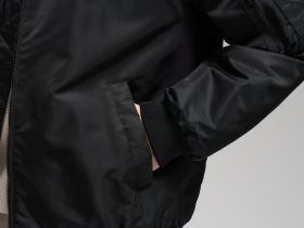 Утепленный бомбер с капюшоном и водоотталкивающей пропиткой