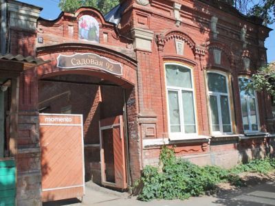 Усадьба купца И.Н.Александрова: каменная лавка с жилым помещением, кирпичная арка ворот, каменный флигель во дворе