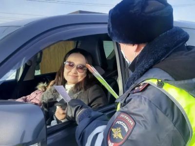 Сотрудники Госавтоинспекции Якутии присоединились к Всероссийской акции «Цветы для автоледи»