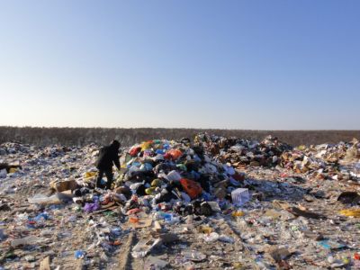 Возле Нижнего Бестяха около недели горит свалка