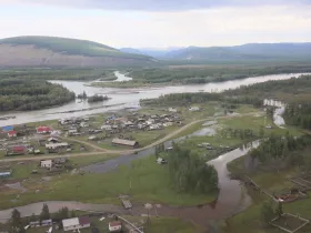 Глава Якутии встретился с жителями пострадавших от паводка сел в Оймяконском районе