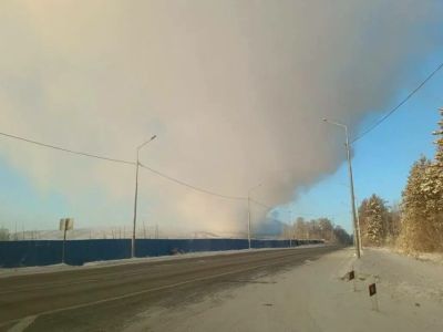 В Якутске продолжают тушить горящий мусорный полигон