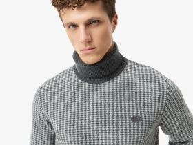 Мужской свитер Lacoste с высоким воротом классического кроя