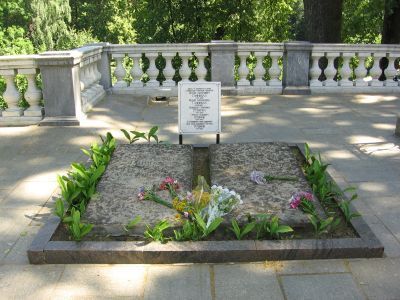 Могила Осипа Абрамовича и Марии Алексеевны Ганнибал (деда и бабки А.С. Пушкина)