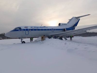 В Якутии самолет Як-40 выкатился за пределы взлетно-посадочной полосы при посадке