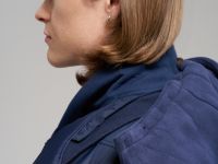 Утепленный бомбер с капюшоном и водоотталкивающей