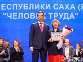 Айсен Николаев наградил 50 якутян премией «Человек труда»