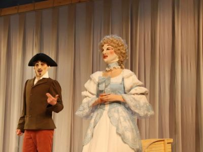 Яркая премьера комедии дель арте «Венецианские близнецы» состоялась в Русском театре