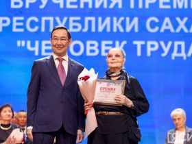 Айсен Николаев наградил 50 якутян премией «Человек труда»