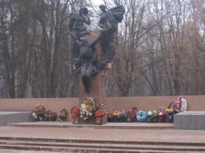 Воинское кладбище 719 советских воинов, погибших в 1943 г. в боях с немецко-фашистскими захватчиками при освобождении Брянска и Бежицы