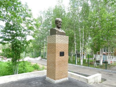 Скульптурный памятник П.И. Чайковскому в г. Инта