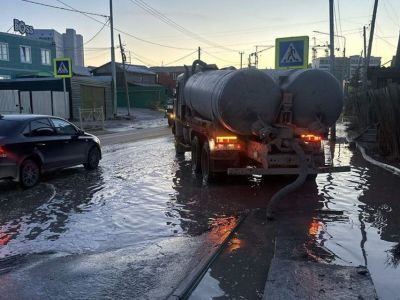 За сутки в Якутске откачано почти две тысячи кубометра талых вод