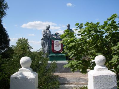 Братская могила советских воинов