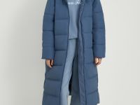 Утепленное пальто с капюшоном