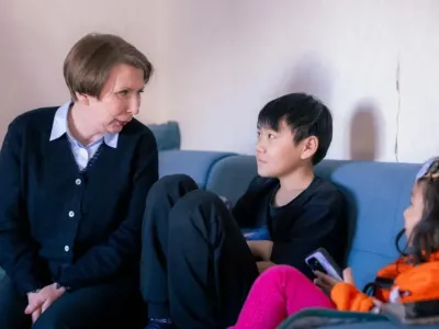 Вице-премьер Якутии установила дымовые извещатели в доме многодетной семьи