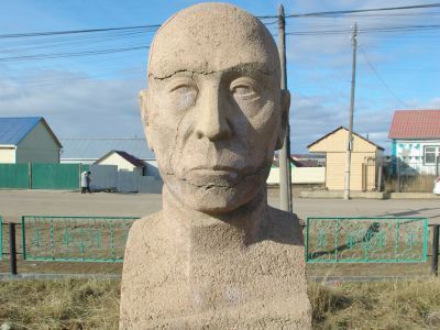 Памятный знак в честь Расторгуева Василия Константиновича, участника Гражданской войны в Якутии