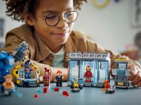Super Heroes 76315 Конструктор Лаборатория Железного человека: Зал костюмов