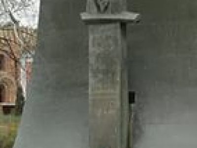 Памятник – бюст адмиралу флота Ф.Ф.Ушакову. Скульптор В. Б. Шелов. Сооружен из бронзы