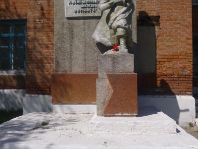 Памятник погибшим учителям и учащимся средней школы в годы Великой Отечественной войны (1941-1945 гг.)