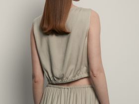 Укороченный топ без рукавов с резинкой по низу