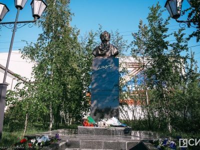 В Якутске возложили цветы к памятнику Пушкину