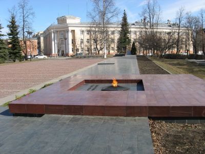 Мемориал: братская могила и могила Неизвестного солдата с Вечным огнем. На памятном знаке - 60-тонной глыбе серой скалы - высечен текст "Героям, сынам Октября, кто жизнь свою отдал за счастье народа, памятник этот воздвигнут". У Вечного огня на полированн