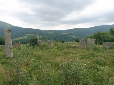 Минбар - ступенчатый каменный блок, с которого созывают на молитву