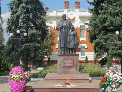 Братская могила советских воинов, погибших в боях с фашистскими захватчиками в 1943 году. Захоронено 66 человек, имена 29 человек установлены. Скульптура: Скорбящая мать с мальчиком