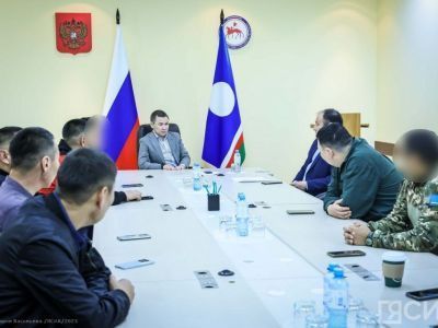 Советник главы Якутии Георгий Балакшин подарил мобилизованным бойцам якутские ножи