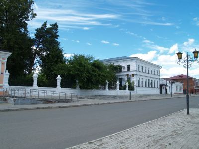 Дом жилой Баутина с оградой