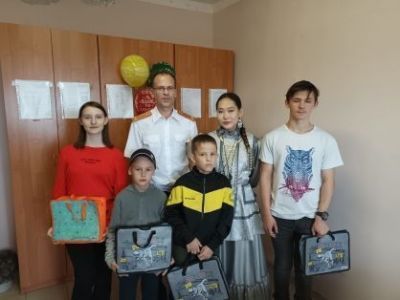 Сотрудники следственного управления СКР по Якутии приняли участие в акции «Собери ребенка в школу»