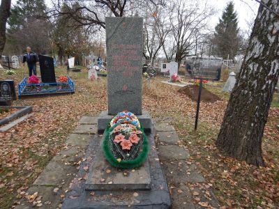 Братская могила советских воинов, погибших в боях с фашистскими захватчиками в 1943 году. Захоронено 19 человек, имена не установлены. Обелиск