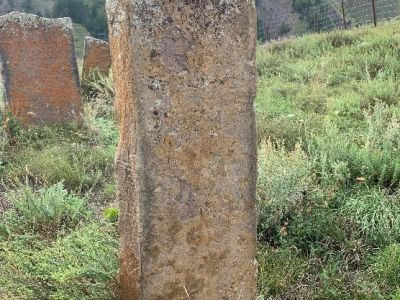 Стела № 1 раннемусульманского кладбища № 3 архитектурного комплекса "Мусийкъонгийкоте"