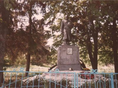 Братская могила воинов Советской Армии, погибших в период Великой Отечественной войны. Захоронено 217 человек, установлено фамилий на 36 человек. Скульптура установлена в 1967 году
