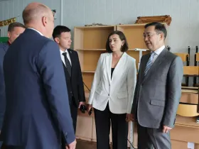 Глава Якутии осмотрел ход капитального ремонта школы № 23 в Айхале