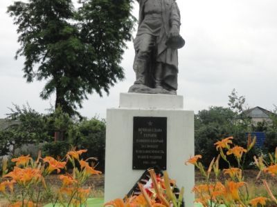 Братская могила советских воинов, погибших в боях с фашистскими захватчиками