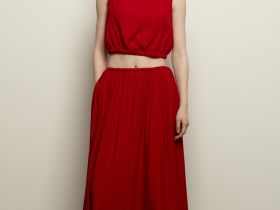 Укороченный топ без рукавов с резинкой по низу