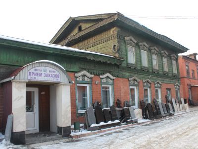 Здание бывшего Знаменского Общества врачей Восточной Сибири Открытого по решению большевистской организации Иркутского комитета РСДРП, как нелегальный подпольный центр, где бывали большевики Ф.Н. Петров, В.А. Радус-Зенькович, А.Д. Гагарин и др.