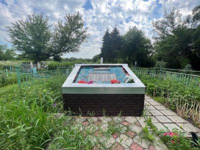 Братская могила воинов Советской Армии, погибших в марте 1943 года. Захоронено 299 человек, установлено фамилий на 100 человек. Обелиск с барельефом воина установлен в 1965 году