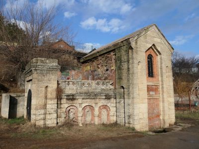 Родник с каптажной надстройкой