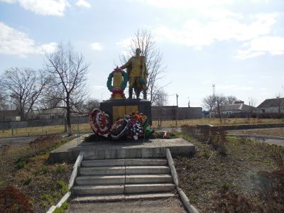 Братская могила воинов Советской Армии, погибших в период Великой Отечественной войны. Захоронено и установлено фамилий 39 человек. Скульптура установлена в 1954 году