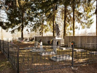 Братская могила воинов Советской Армии, погибших в 1944 г.