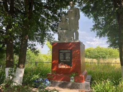 Братская могила воинов Советской Армии, погибших в марте 1943 года