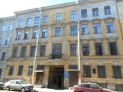 Дом, где жили: в 1845-1846 гг. поэт Некрасов Николай Алексеевич (кв. 7); в 1853-1854 гг. революционный демократ, писатель и публицист Чернышевский Николай Гаврилович (кв. 6); в 1855-1860 гг. писатель Тургенев Иван Сергеевич