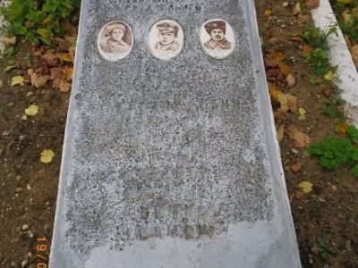 Могила коммуниста Дуброва Павла Александровича, Фролова Антона Фроловича, Цветкова Семена Сафроновича,  погибших  в борьбе за Советскую власть, 1896  -  1918 г.г., 1895 - 1918 г.г., 1894 - 1918 г.г.