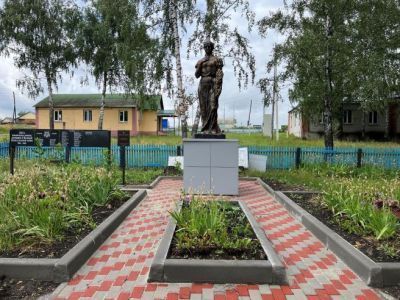 Братская могила воинов Советской Армии, погибших в период Великой Отечественной войны. Захоронено и установлено фамилий на 46 человек. Скульптура установлена в 1966 году