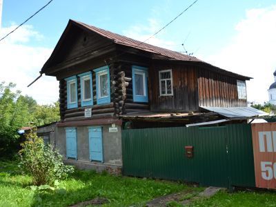 Двухэтажный деревянный дом